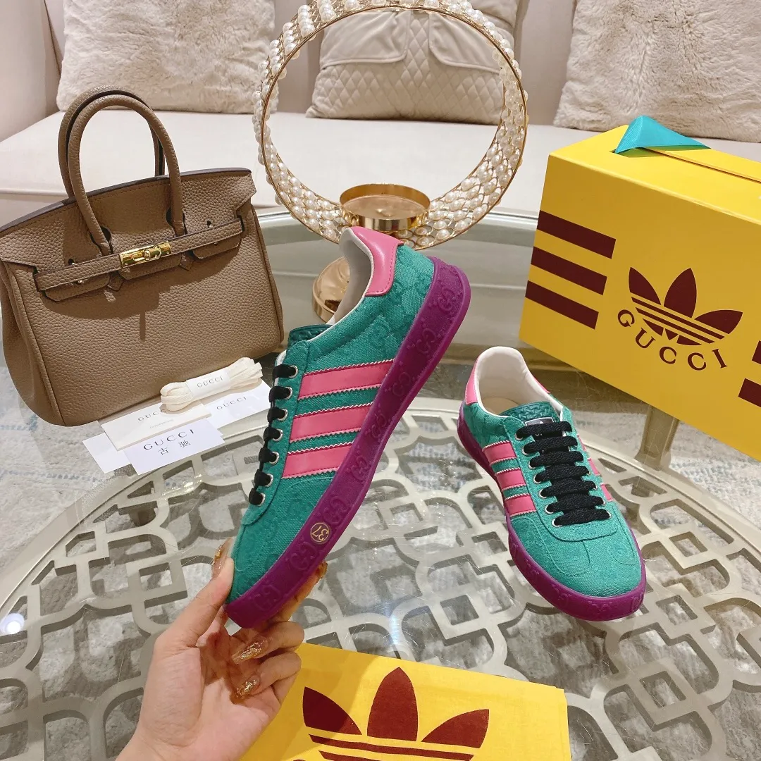 👟👟Ex-factory price 520👟👟Gucci&adidas joint limited edition couple's sneakers. A super nice joint casual sneaker with rich and bold colors! It showed everyone a completely different charm from the past! Combining retro style and youthful sports style to create a new aesthetic! Vitality yet stylish at the same time! ! Upper - made of cowhide, cowhide, cloth. Lining - sheepskin lining for foot pads. Sole - original open-molded beef tendon non-slip and wear-resistant outsole. Size: 35-47 (couple style)